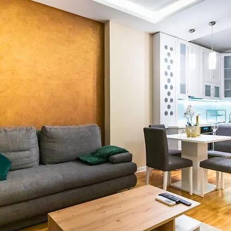 Angelina Lux With Garage بلغراد