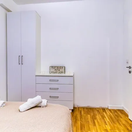 Angelina Lux With Garage * Βελιγράδι