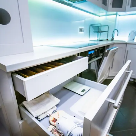 Angelina Lux With Garage * Βελιγράδι